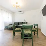House Niko T With 6 *