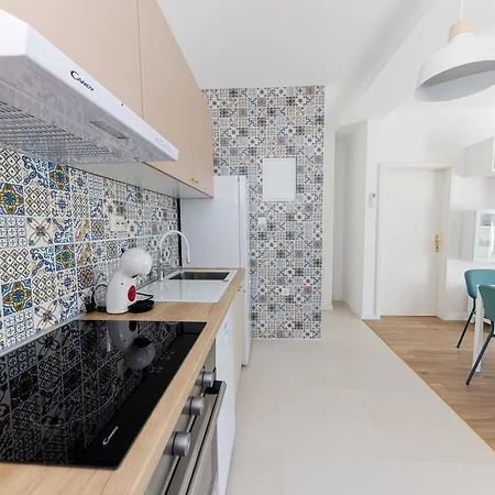 House Niko T With 6 Apartment *