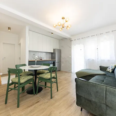 House Niko T With 6 Apartment Split