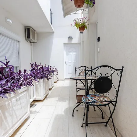 House Niko T With 6 Apartment