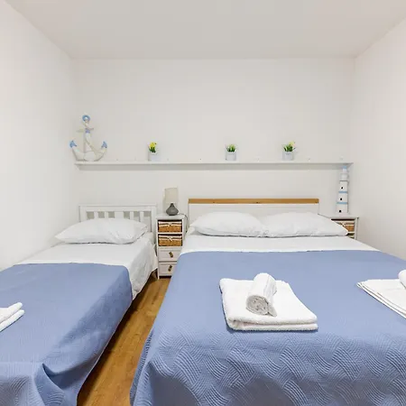 House Niko T With 6 Apartment Split