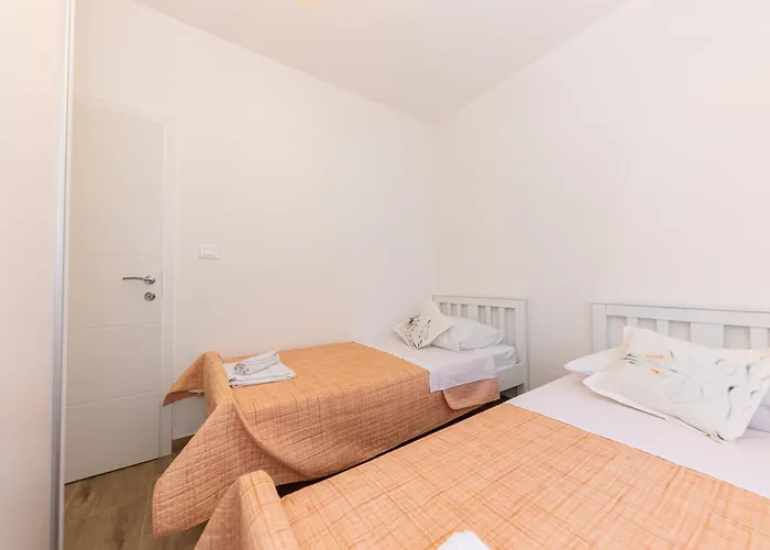 House Niko T With 6 سبليت