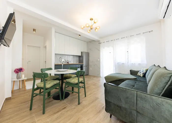 House Niko T With 6 شقة سبليت