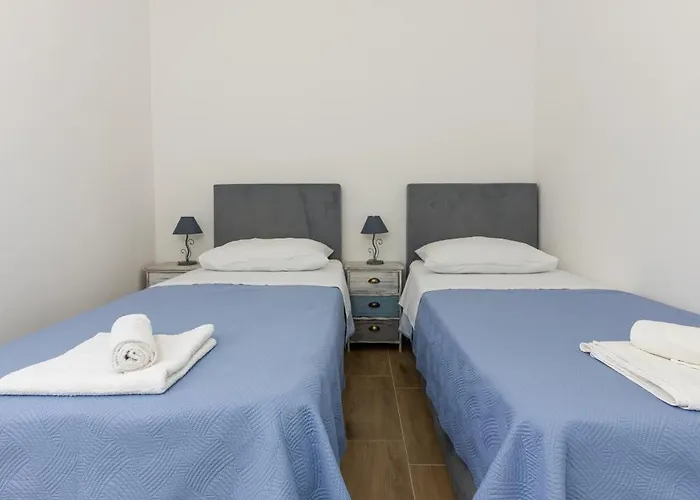 House Niko T With 6 شقة سبليت