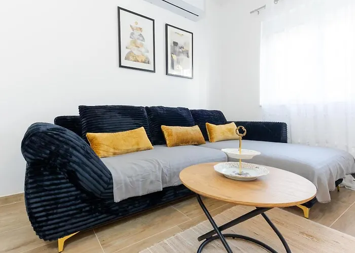 House Niko T With 6 * سبليت